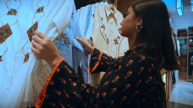 Frame from the BazarDor theme song video